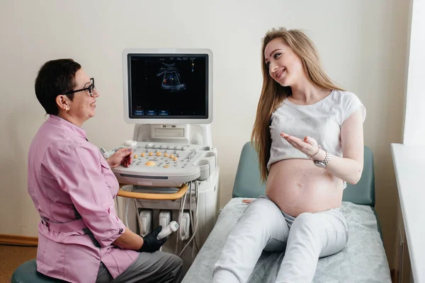 Těhotná Dívka Doporučena Lékařem Ultrazvuku Klinice Lékařské Vyšetření — Stock fotografie