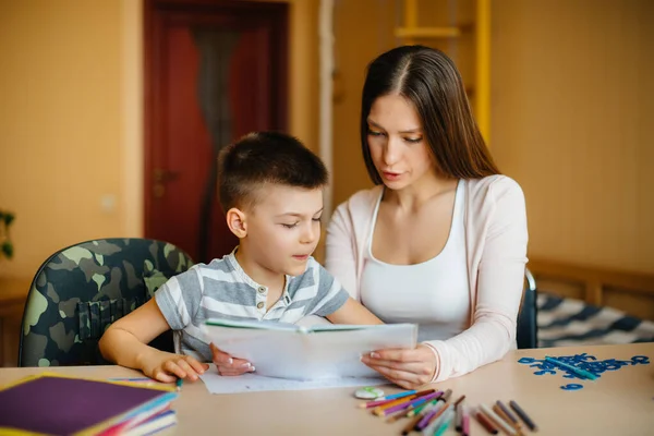 Ung Mamma Gör Läxor Med Sin Son Hemma Föräldrar Och — Stockfoto