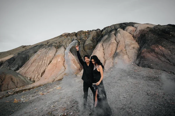 愛のアジアのカップルは山の中で黒い煙の爆弾を点灯 煙の色 — ストック写真