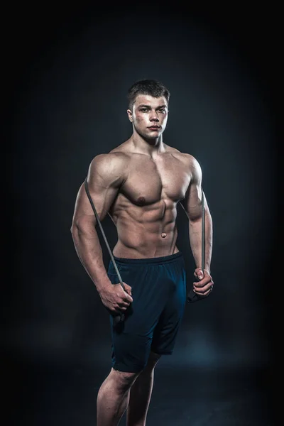 Sexy Junge Sportlerin Posiert Vor Schwarzem Hintergrund Studio Fitness Bodybuilding — Stockfoto