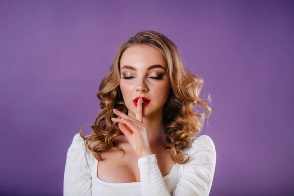 Une Jeune Belle Fille Montre Des Émotions Des Sourires Dans — Photo