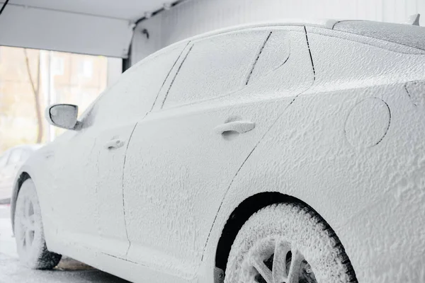 Lavado Moderno Con Espuma Agua Alta Presión Coche Blanco Lavado — Foto de Stock