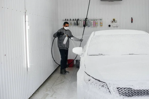 Nowoczesne Pranie Pianką Wysokociśnieniową Wodą Białego Samochodu Myjnia Samochodowa — Zdjęcie stockowe