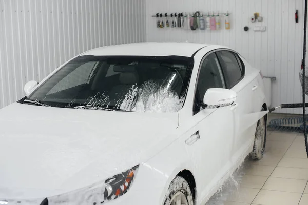 Lavado Moderno Con Espuma Agua Alta Presión Coche Blanco Lavado — Foto de Stock