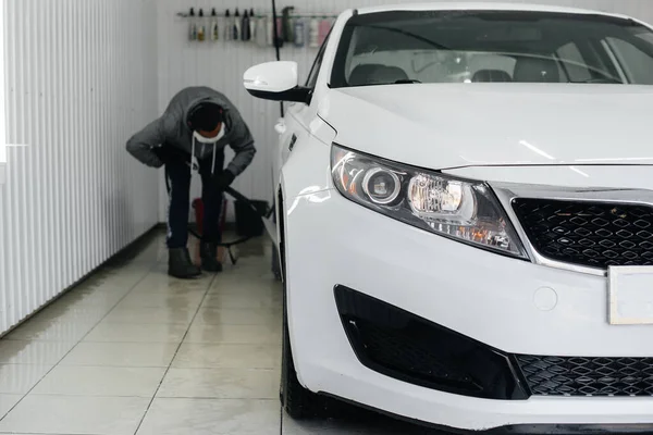 Lavage Moderne Avec Mousse Eau Haute Pression Une Voiture Blanche — Photo