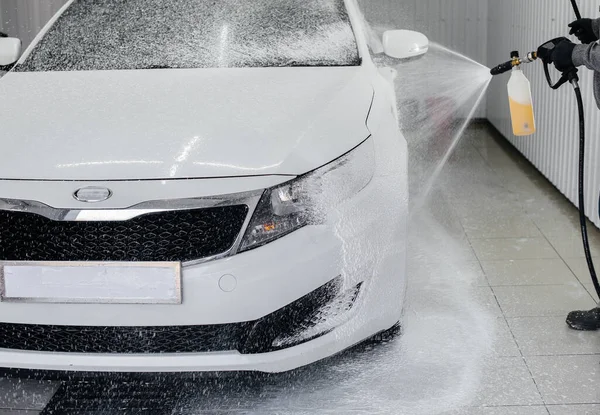 Lavaggio Moderno Con Schiuma Acqua Alta Pressione Auto Bianca Autolavaggio — Foto Stock