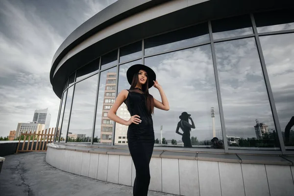 Menina Elegante Jovem Sexy Posando Frente Centro Negócios Preto Moda — Fotografia de Stock