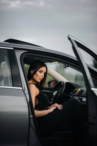 Elegante Chica Joven Sentada Coche Clase Ejecutiva Vestido Negro Moda — Foto de Stock