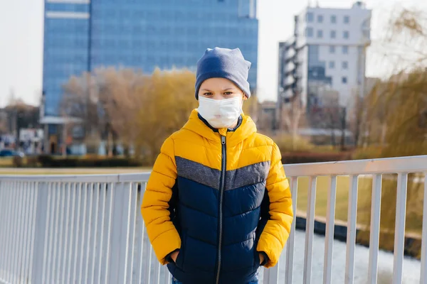 Niño Está Parado Sobre Fondo Gris Una Máscara Durante Una — Foto de Stock