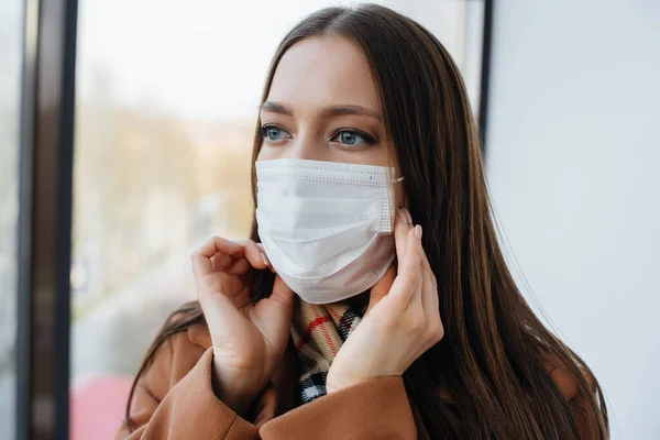 Salgın Koronovirüs Sırasında Genç Bir Kız Maske Takıyor Karantina — Stok fotoğraf