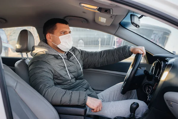 Jeune Homme Est Assis Volant Porte Masque Pour Sécurité Personnelle — Photo