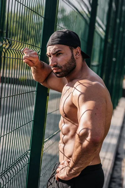 Sexig Fitness Idrottsman Poserar Idrottsplan Topless Fitness Bodybuilding Hälsosam Livsstil — Stockfoto