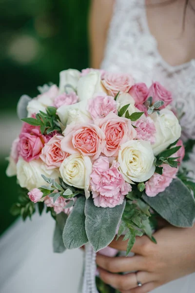 Hermoso Sofisticado Ramo Bodas Cerca Sostiene Novia Sus Manos Ramo — Foto de Stock