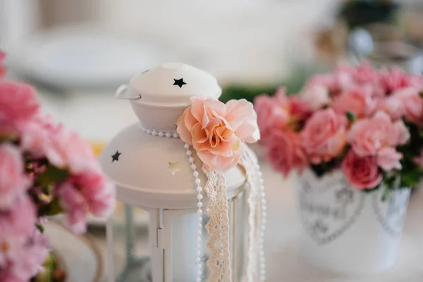 花嫁の集まりの間の結婚指輪および他の付属品のクローズアップ 結婚式 — ストック写真
