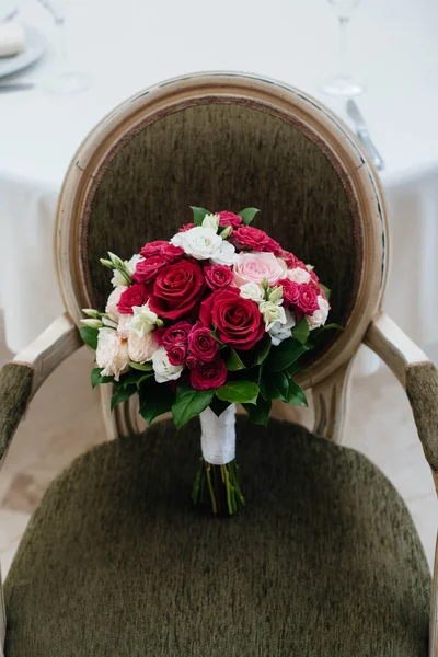椅子の上の美しいスタイリッシュな結婚式の花束のクローズアップ ウェディング フロリスティックス — ストック写真