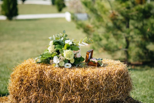 Gyönyörű Esküvői Csokor Zöld Füvön Egy Nyári Napon — Stock Fotó