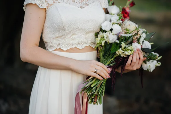 Bellissimo Sofisticato Bouquet Sposa Primo Piano Tiene Sposa Nelle Sue — Foto Stock