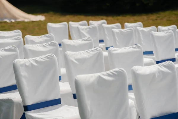 Krásně Zdobené Uspořádané Židle Pro Slavnostní Hostinu Výzdoba Svatba — Stock fotografie