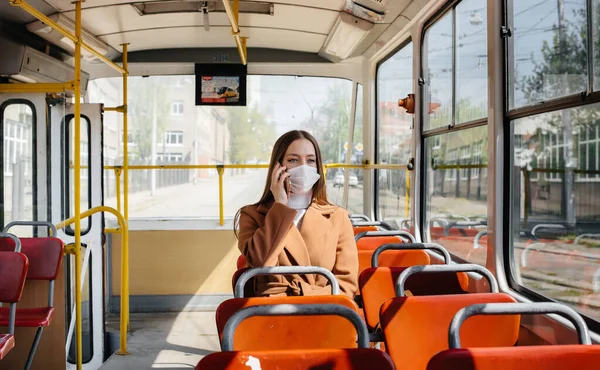 Ung Flicka Mask Använder Kollektivtrafiken Ensam Pandemi Skydd Och Förebyggande — Stockfoto