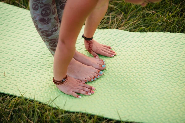 Primer Plano Las Manos Una Joven Que Hace Yoga Estilo —  Fotos de Stock