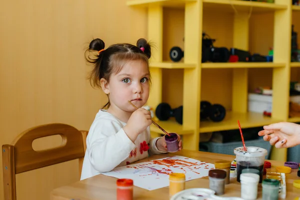 Söt Liten Flicka Leker Och Målar Sitt Rum Rekreation Och — Stockfoto