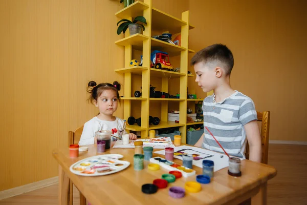 Niño Una Niña Juegan Juntos Pintan Recreación Entretenimiento Quédate Casa — Foto de Stock