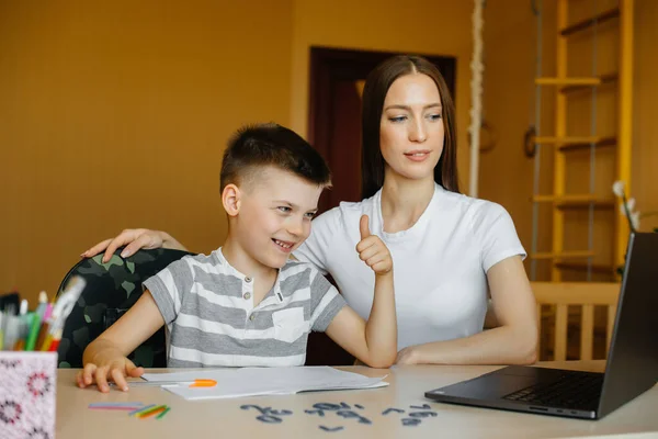 Una Madre Suo Figlio Sono Impegnati Nell Apprendimento Distanza Casa — Foto Stock