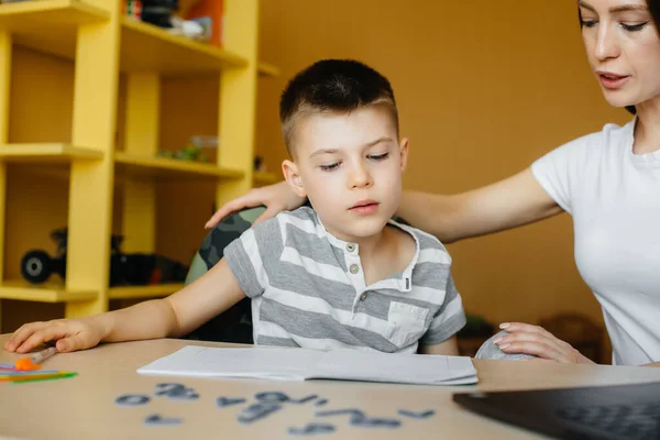 Una Madre Suo Figlio Sono Impegnati Nell Apprendimento Distanza Casa — Foto Stock