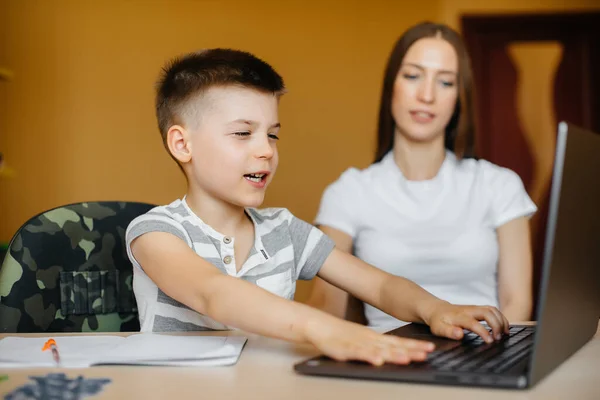 Mother Her Child Engaged Distance Learning Home Front Computer Stay — Stock Photo, Image