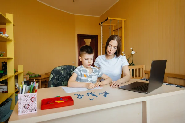 Uma Mãe Seu Filho Estão Envolvidos Ensino Distância Casa Frente — Fotografia de Stock