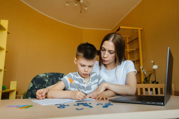 Una Madre Suo Figlio Sono Impegnati Nell Apprendimento Distanza Casa — Foto Stock