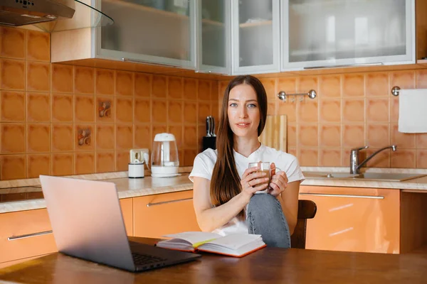 Mladá Dívka Pracuje Doma Odlehlém Místě Dálkové Studium Zůstaň Doma — Stock fotografie