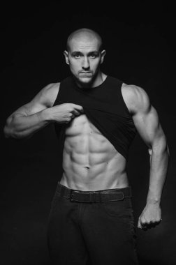 Arka planda Stüdyoda poz veren sporcu. Spor, güzellik, siyah beyaz fotoğraf