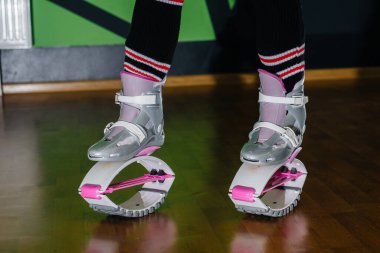 Spor salonunda aerobik için ayakkabılar yakın plan. Sağlıklı yaşam tarzı