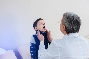 Genç bir çocuk modern bir klinikte deneyimli bir doktor tarafından dinlenir ve tedavi edilir. Bir virüs ve bir salgın.