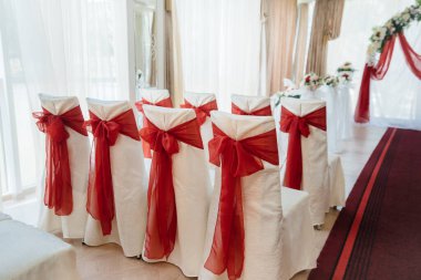 Şenlikli bir ziyafet için güzel dekore edilmiş ve düzenlenmiş sandalyeler. Dekor, düğün.