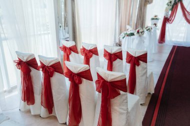 Şenlikli bir ziyafet için güzel dekore edilmiş ve düzenlenmiş sandalyeler. Dekor, düğün.