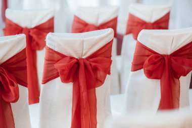 Şenlikli bir ziyafet için güzel dekore edilmiş ve düzenlenmiş sandalyeler. Dekor, düğün.