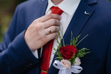 Kelebek tutan şık bir adam. Moda.