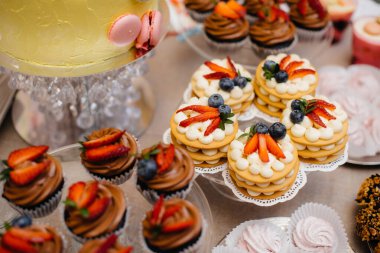 Şenlikli bir ziyafette güzel ve süslü bir çikolata. Tatlılar yakın plan