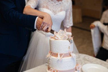 Bir şölende doğum günü pastası. Tatlı.