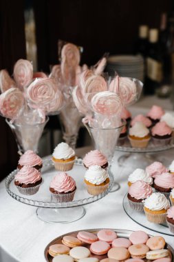 Şenlikli bir ziyafette güzel ve süslü bir çikolata. Tatlılar yakın plan