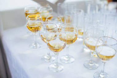 Şölen sırasında şenlik masasında kutlama bardakları. Alkolik içecek.