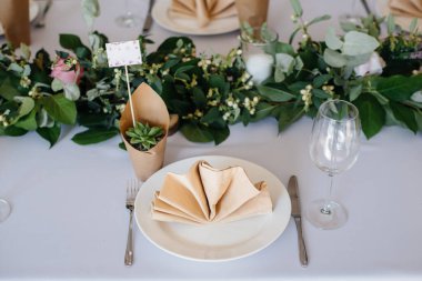 Tatil sırasında güzelce dekore edilmiş ve masaları sıralamış.