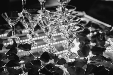 Şölen sırasında şenlik masasında kutlama bardakları. Alkolik içecek.