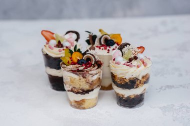 Arka planda çok güzel, lezzetli ıvır zıvırlar var. Tatlı ve tatlı.