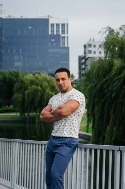 Sportif bir adam ayağa kalkar ve yürüyüş yapar, dinlenir. Yaşam biçimi