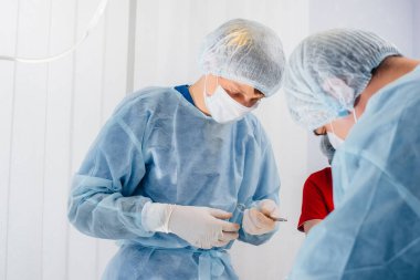 Modern bir veteriner kliniğinde, ameliyat masasında yakın plan bir hayvan üzerinde yapılır. Veteriner Kliniği