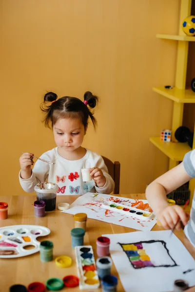 Uma Menina Bonita Está Brincando Pintando Seu Quarto Recreação Entretenimento — Fotografia de Stock