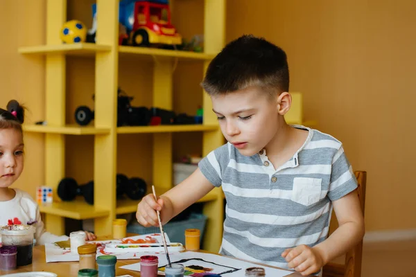 Niño Una Niña Juegan Juntos Pintan Recreación Entretenimiento Quédate Casa — Foto de Stock